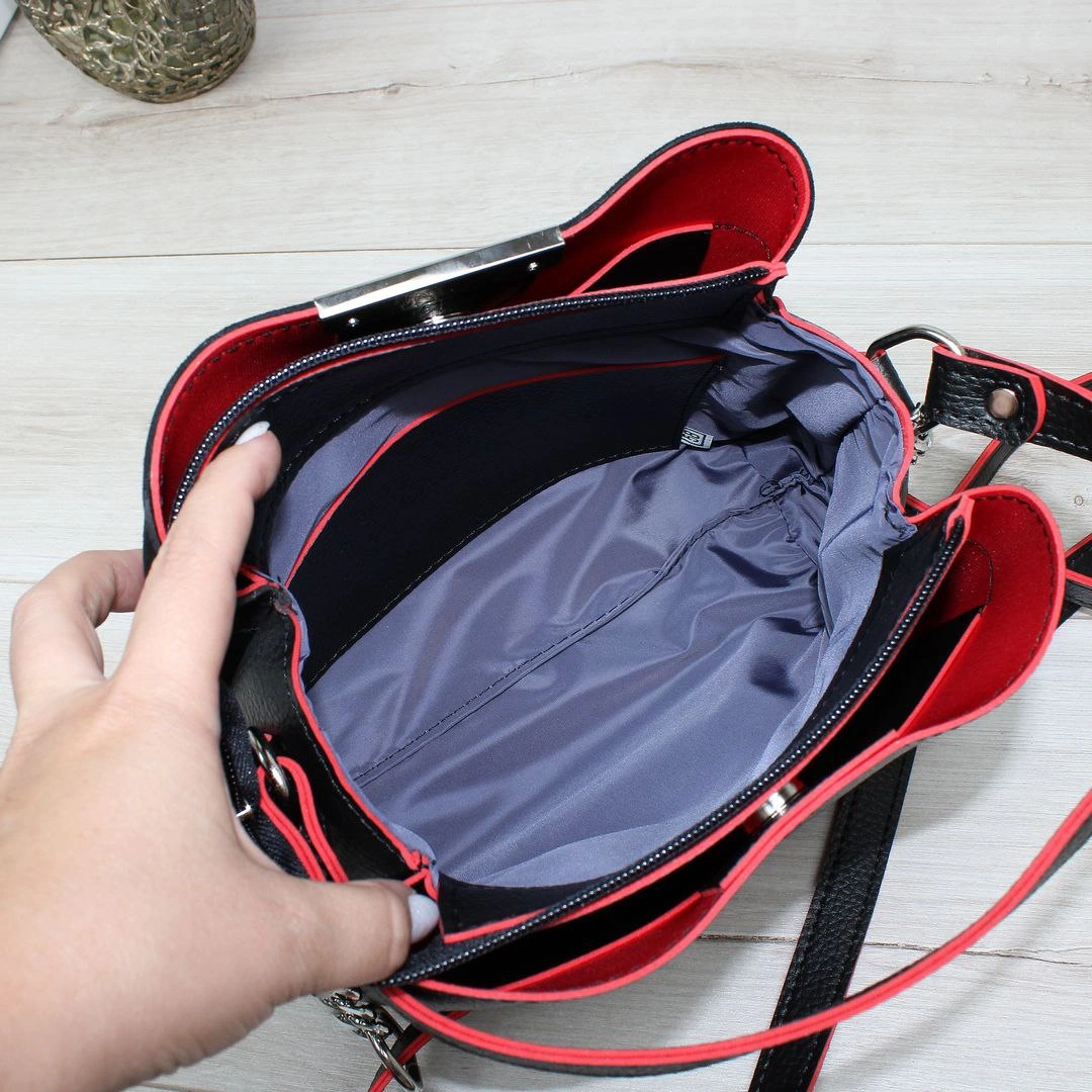 Жіноча сумка  чорна з червоним, ергономічна та стильна