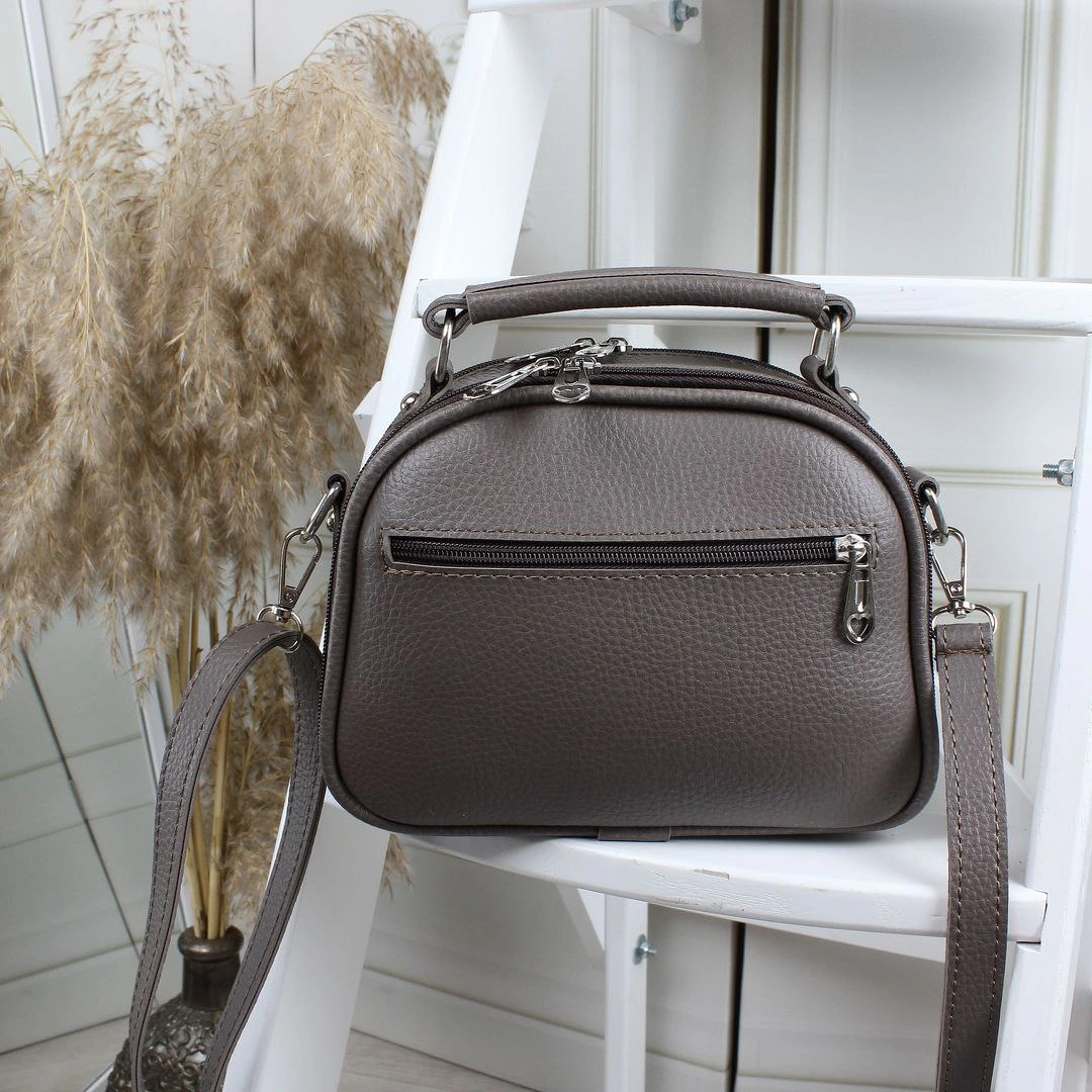 Жіноча сумка капучино з екошкіри через плече, компактна та стильна