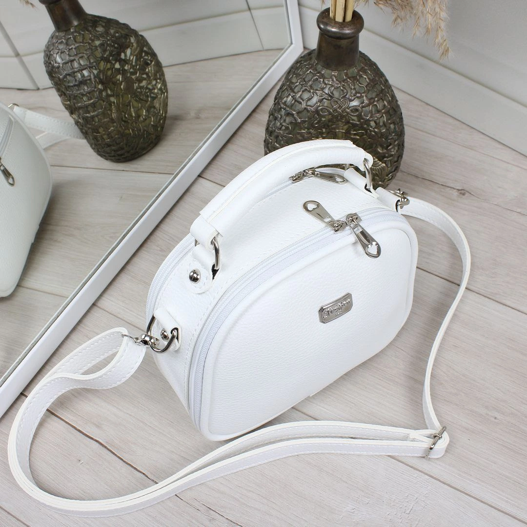 Жіноча сумка  біла з екошкіри, маленька міська через плече