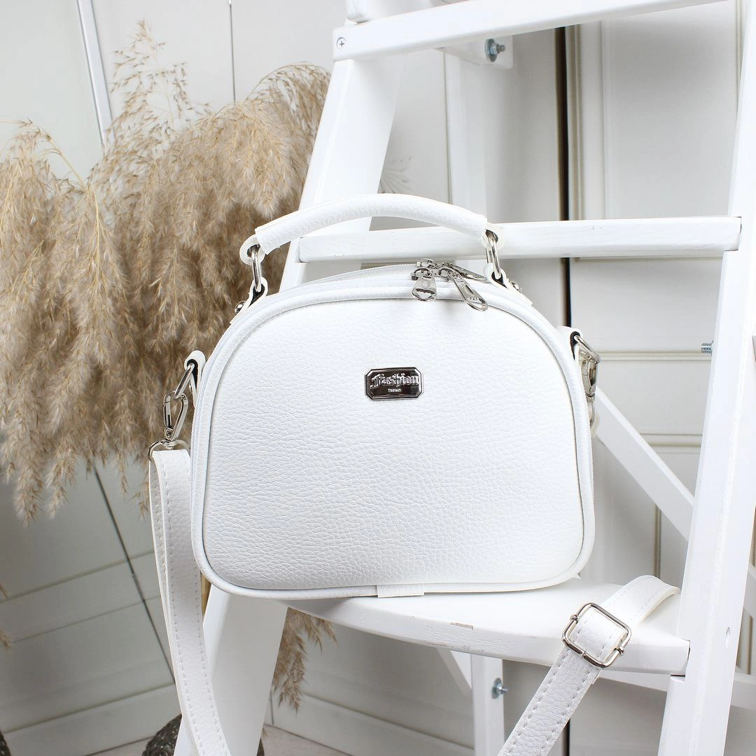 Жіноча сумка  біла з екошкіри, маленька міська через плече