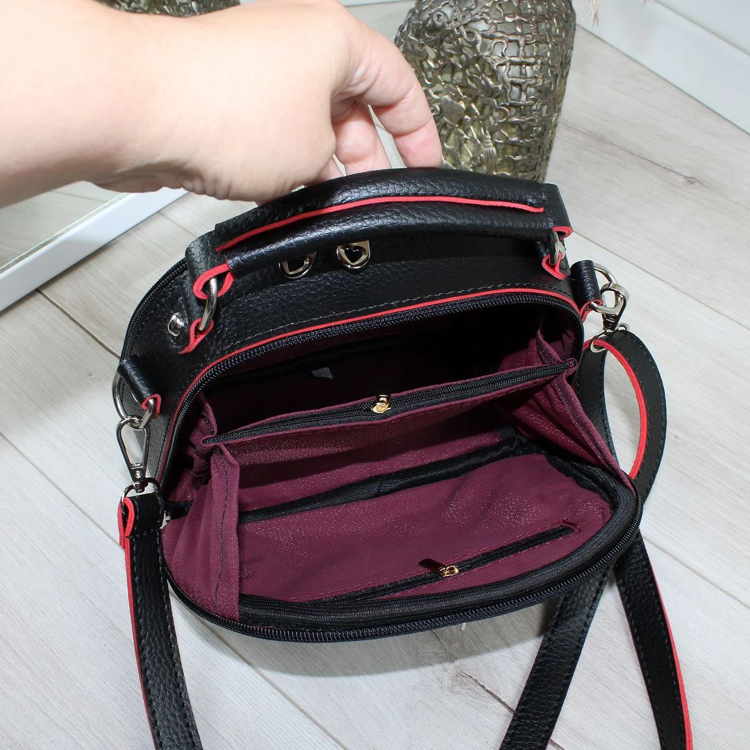 Жіноча сумка чорна з червоним, елегантна та практична через плече