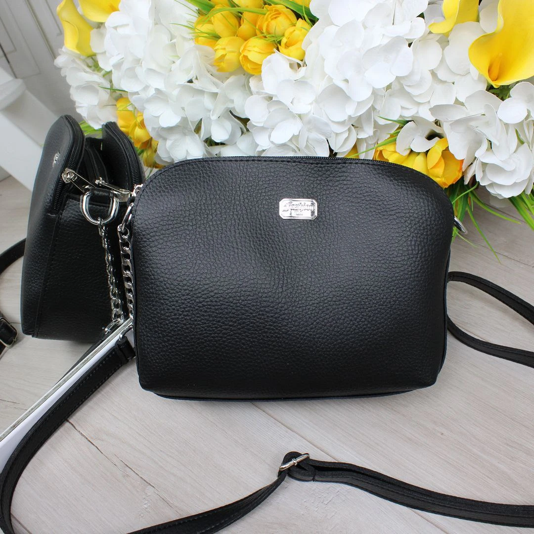 Жіноча сумка чорна крос-боді зі шкірозамінника – класика у сучасному форматі
