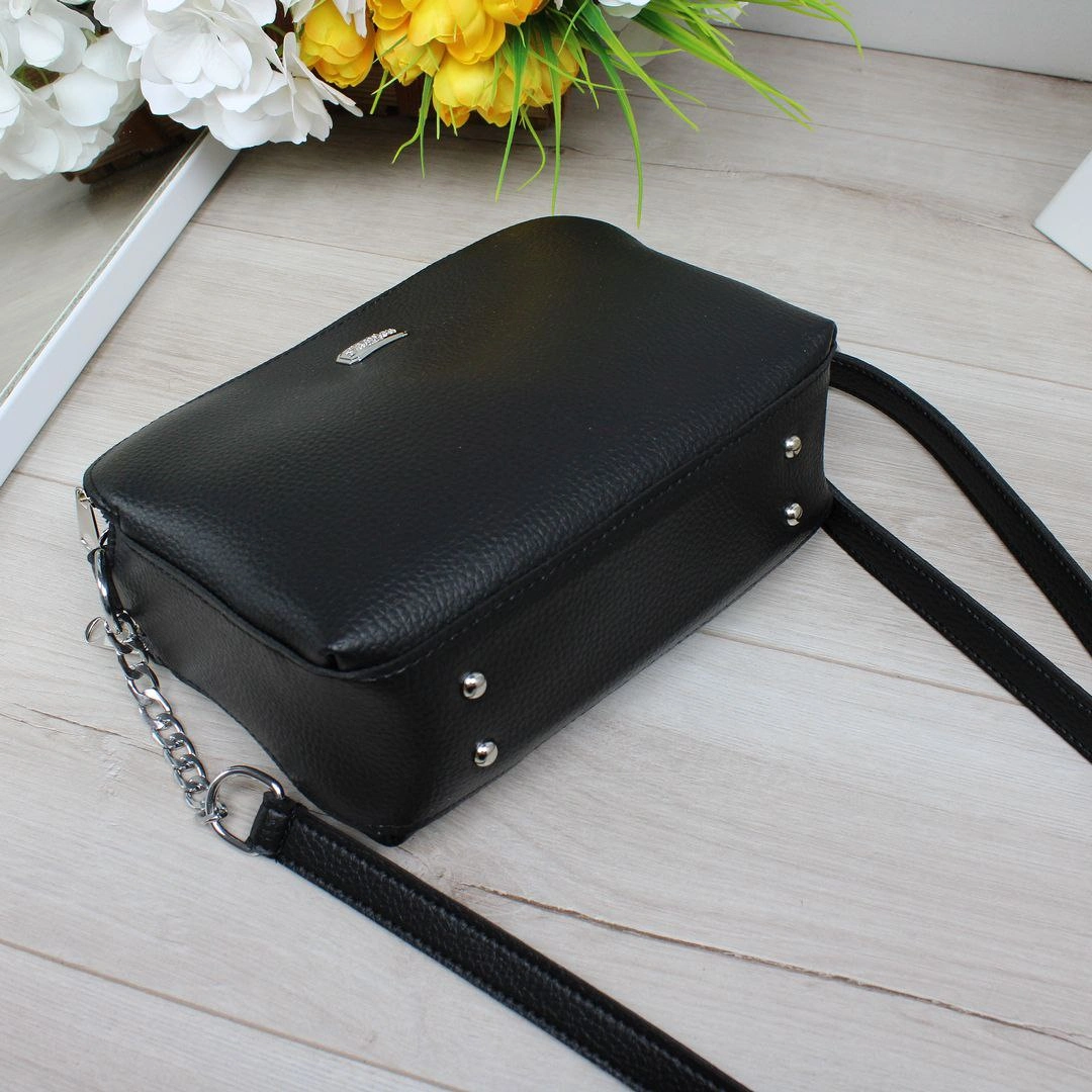 Жіноча сумка чорна крос-боді зі шкірозамінника – класика у сучасному форматі