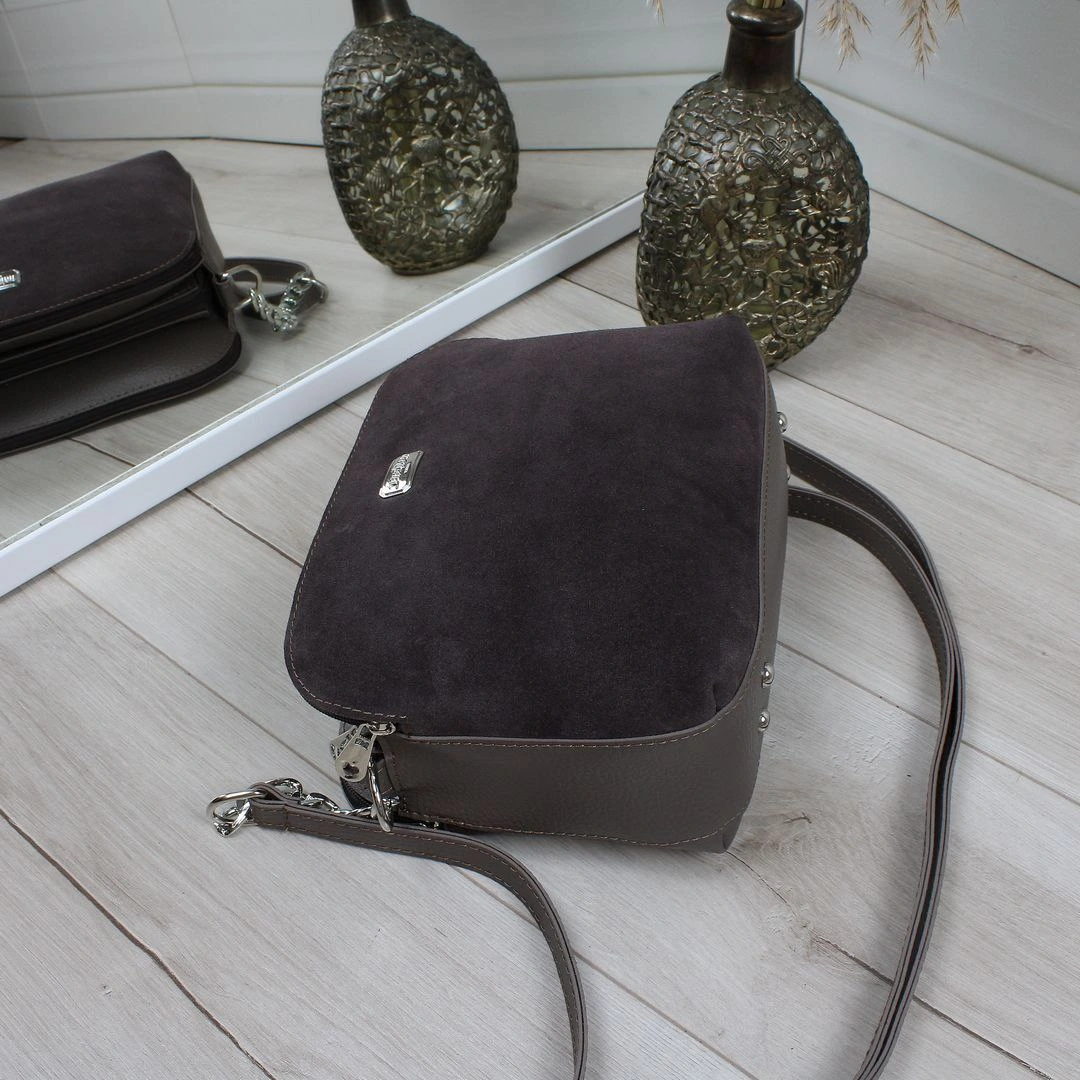 Жіноча сумка капучино крос-боді із замші та шкірзаму – легкість і стиль