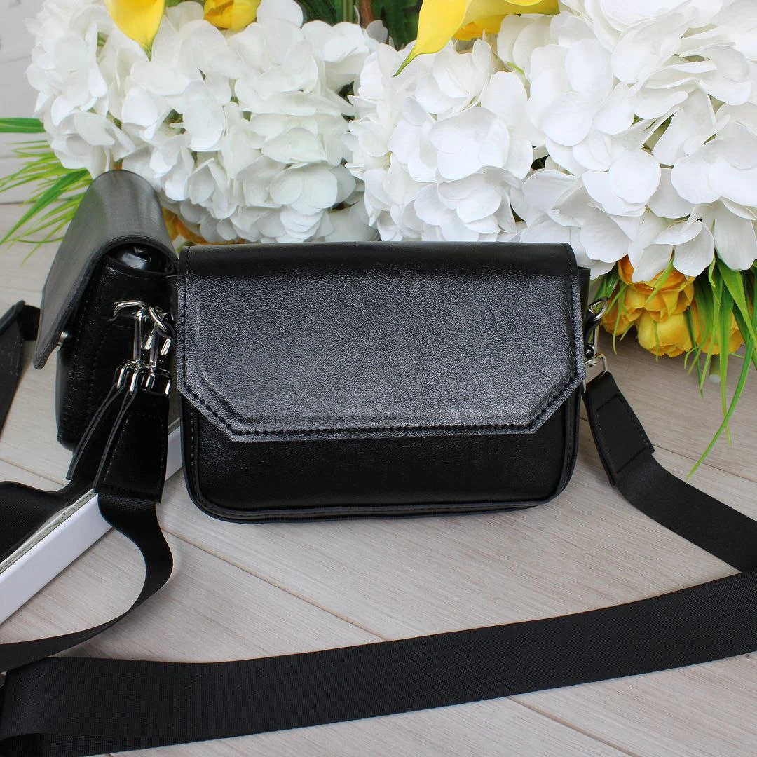 Жіноча сумка чорна компактна крос-боді з екошкіри