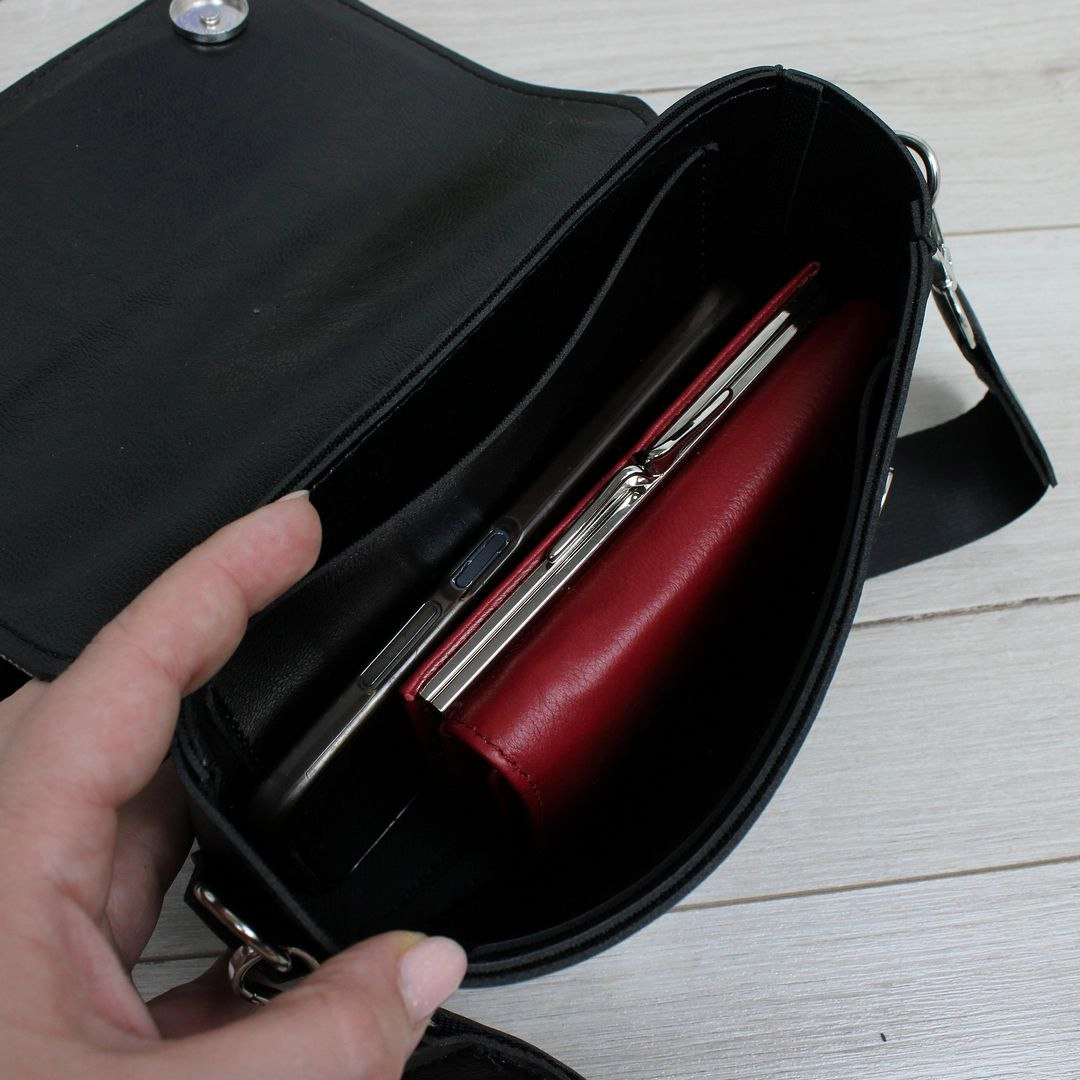 Жіноча сумка чорна компактна крос-боді з екошкіри