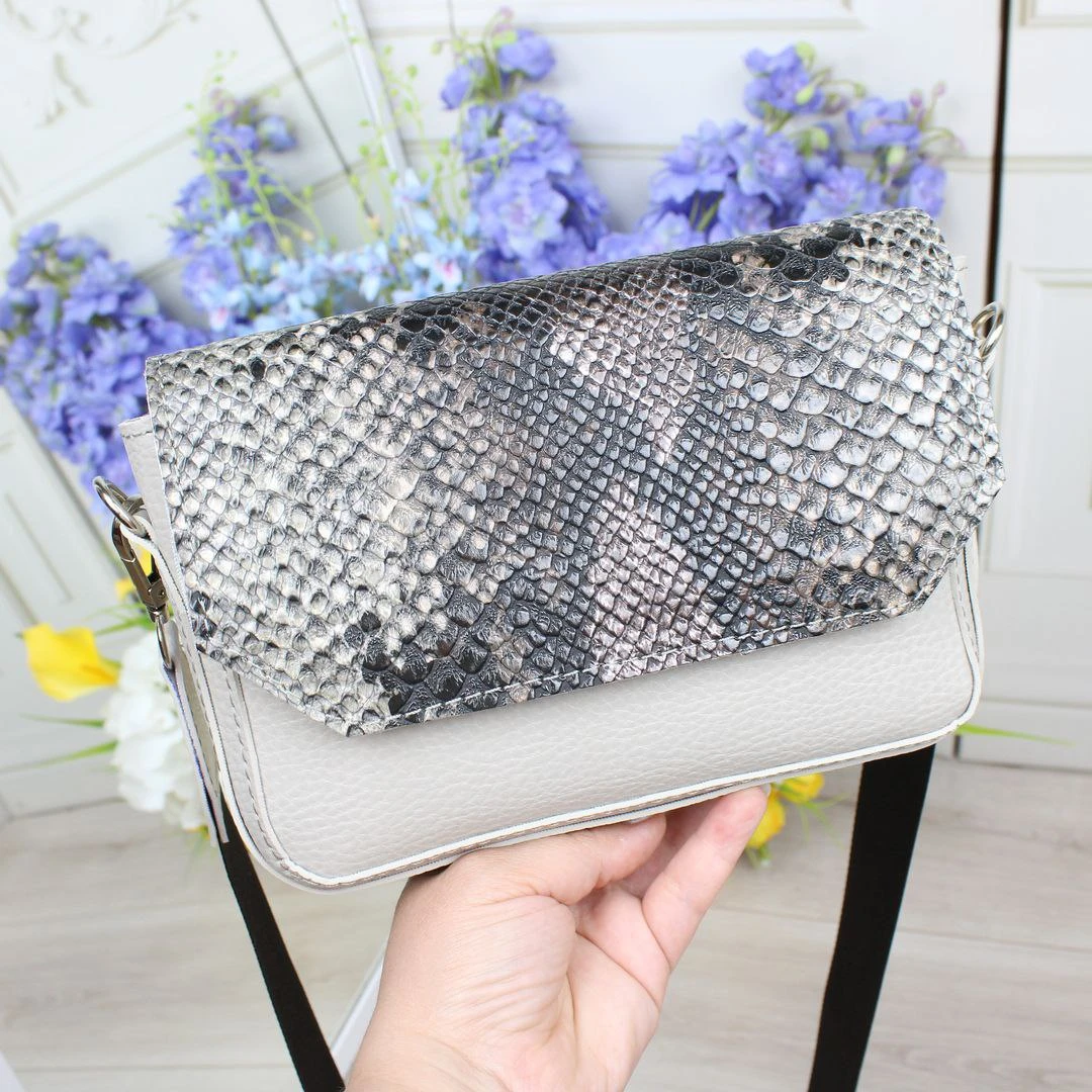 Жіноча сумка сіра з фактурою рептилії крос-боді