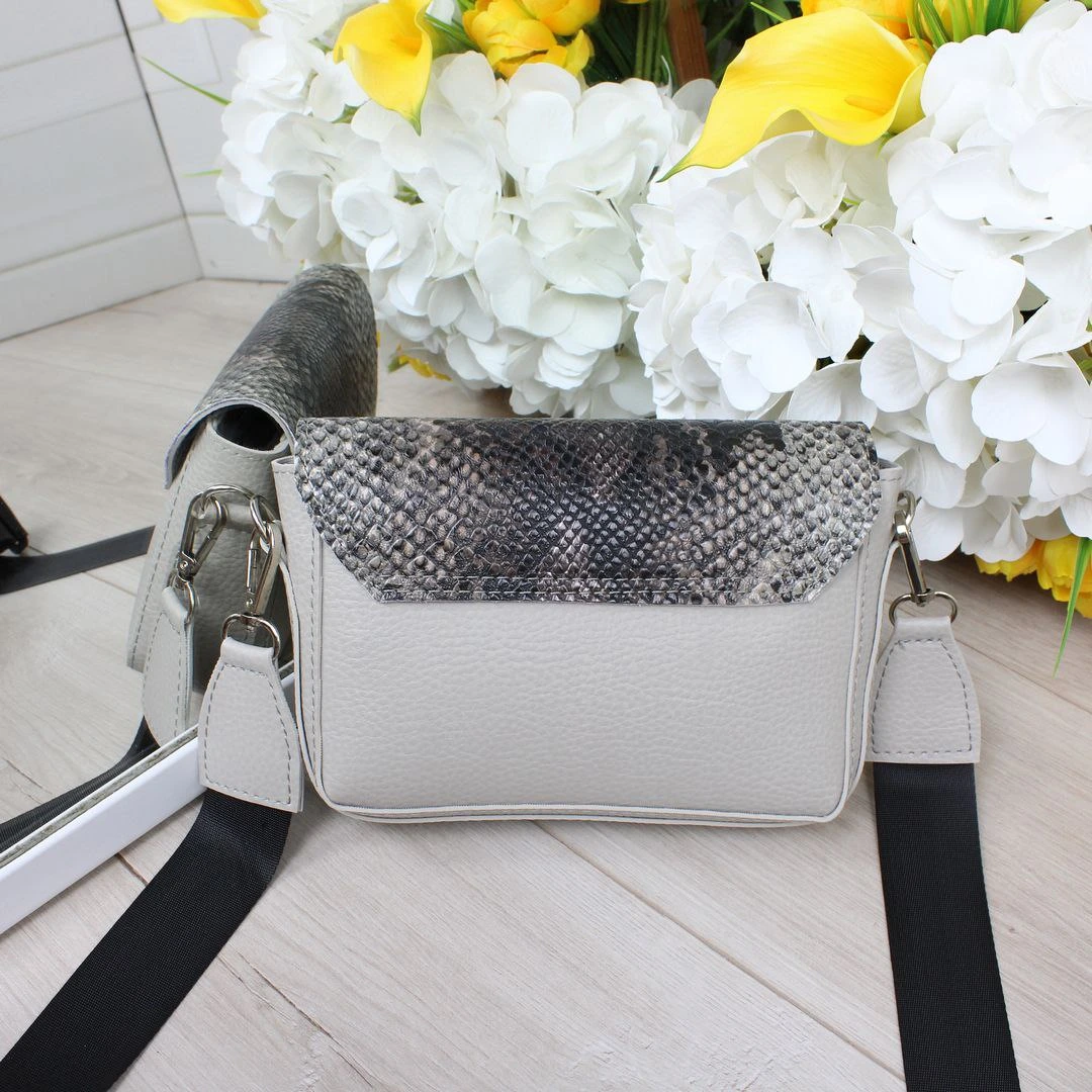Жіноча сумка сіра з фактурою рептилії крос-боді