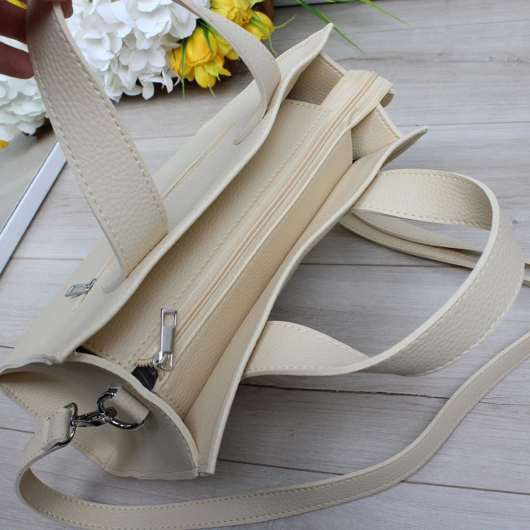 Жіноча сумка беж класична еко-шкіра, містка та зручна для щоденного використання