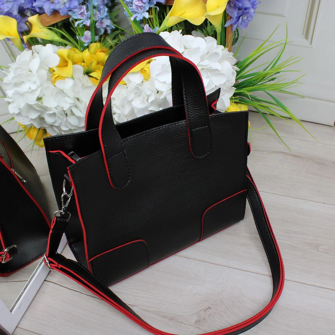 Жіноча сумка чорна з червоним класична, легка та багатофункціональна