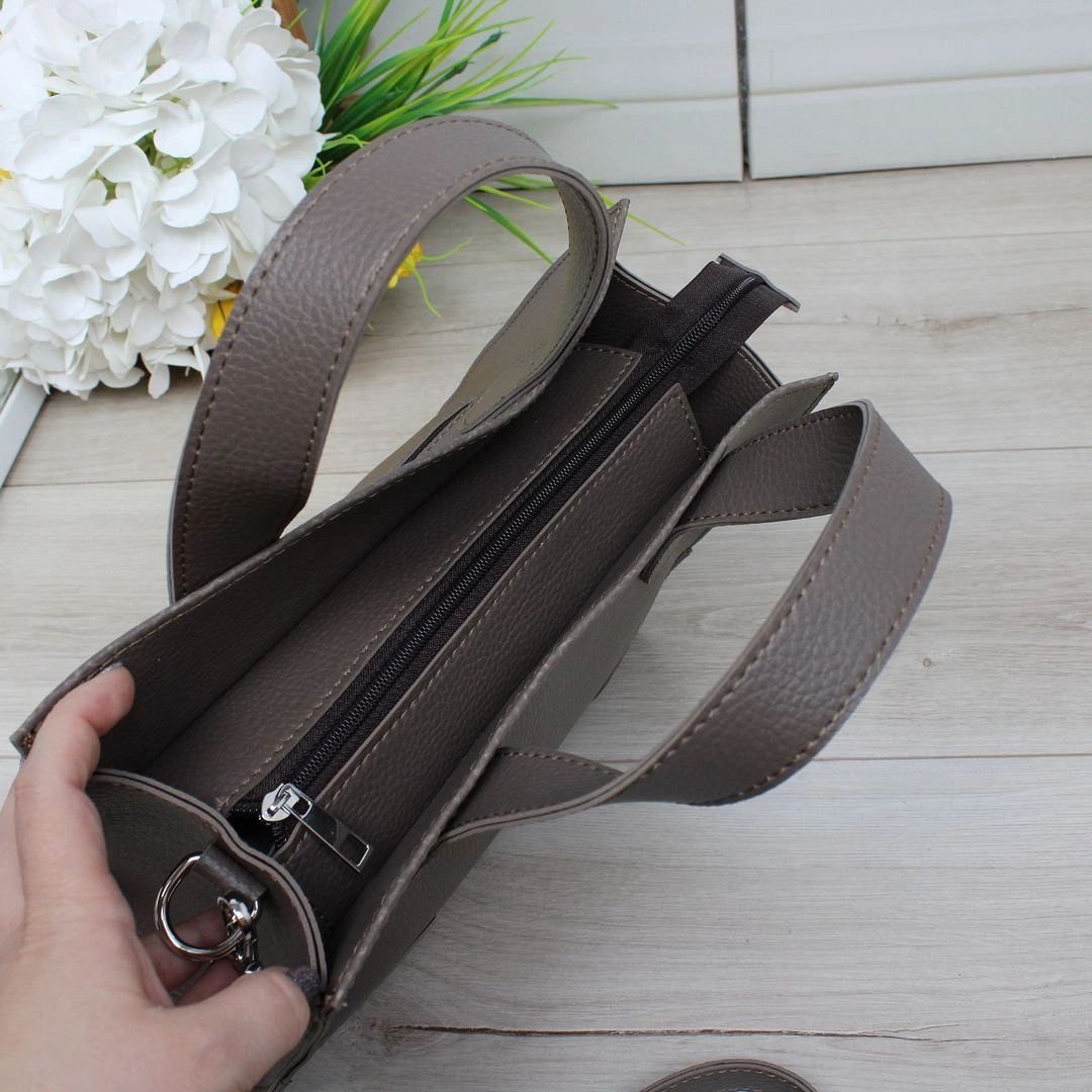 Жіноча сумка капучино класична з еко-шкіри, компактна та містка