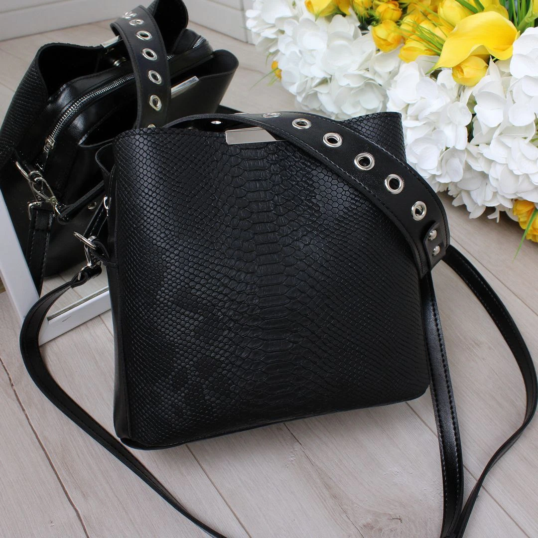 Жіноча сумка чорна змія, класична модель з еко-шкіри, практична та стильна