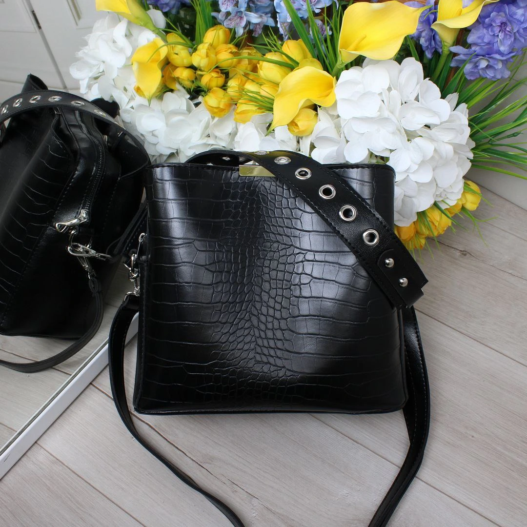 Жіноча сумка чорна кроко з еко-шкіри, класичний стиль, містка та зручна