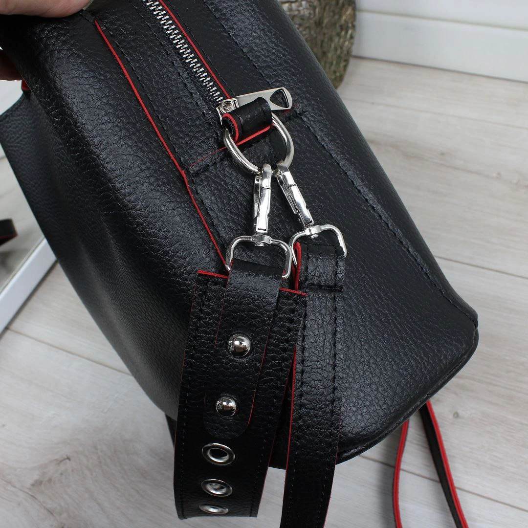 Жіноча сумка чорна з червоним класична, компактна та стильна для міста