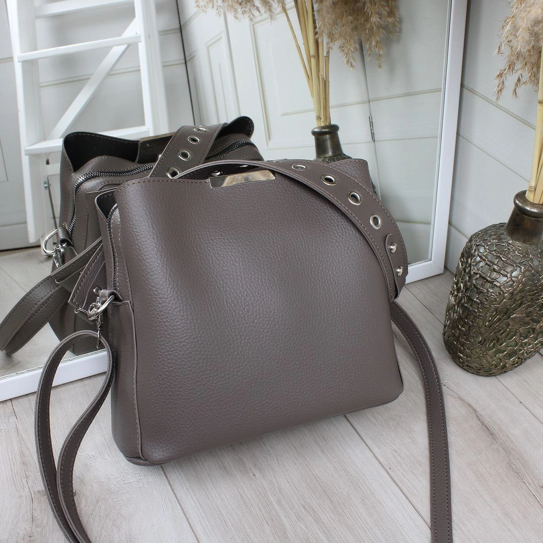 Жіноча сумка капучино класична з еко-шкіри, компактна та стильна