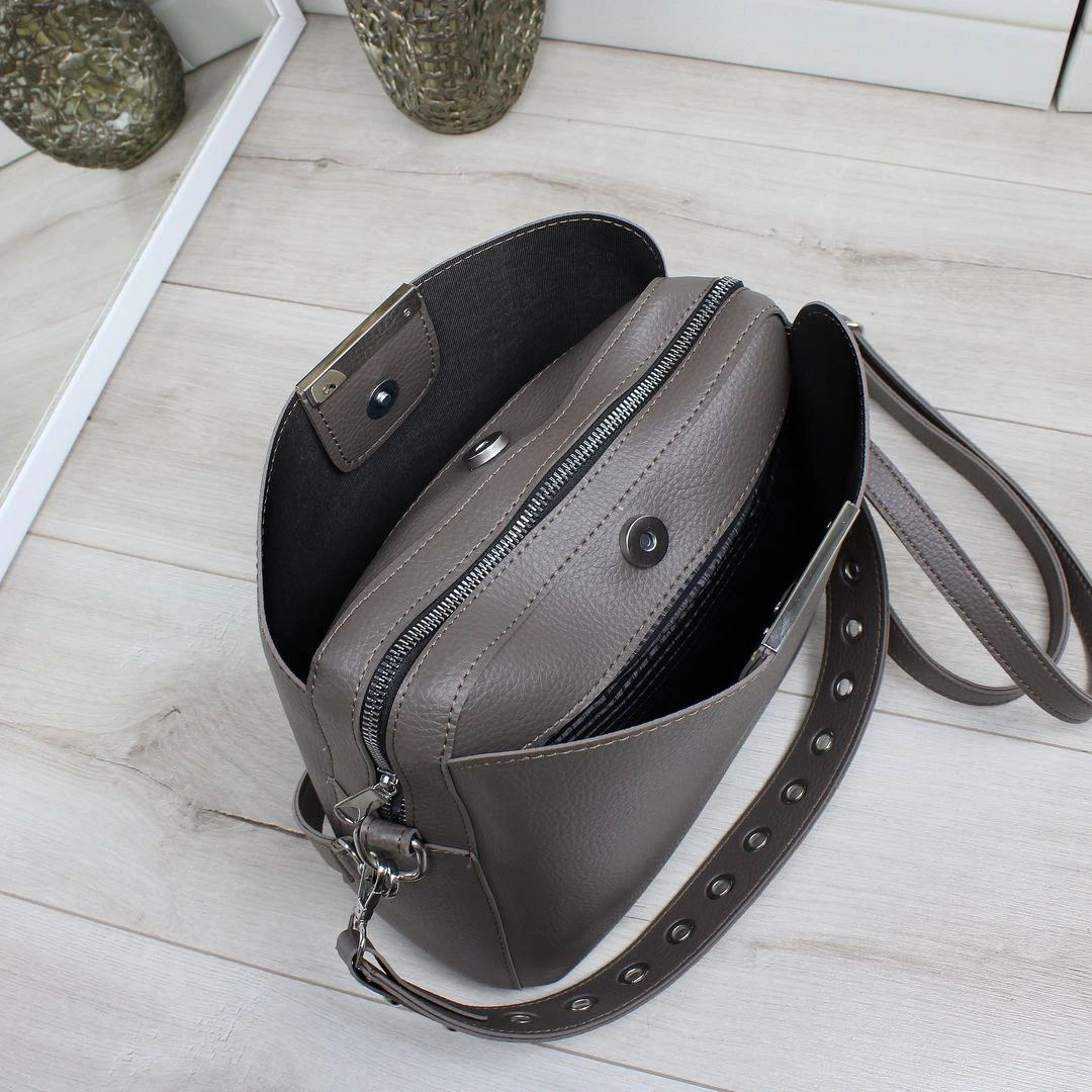 Жіноча сумка капучино класична з еко-шкіри, компактна та стильна