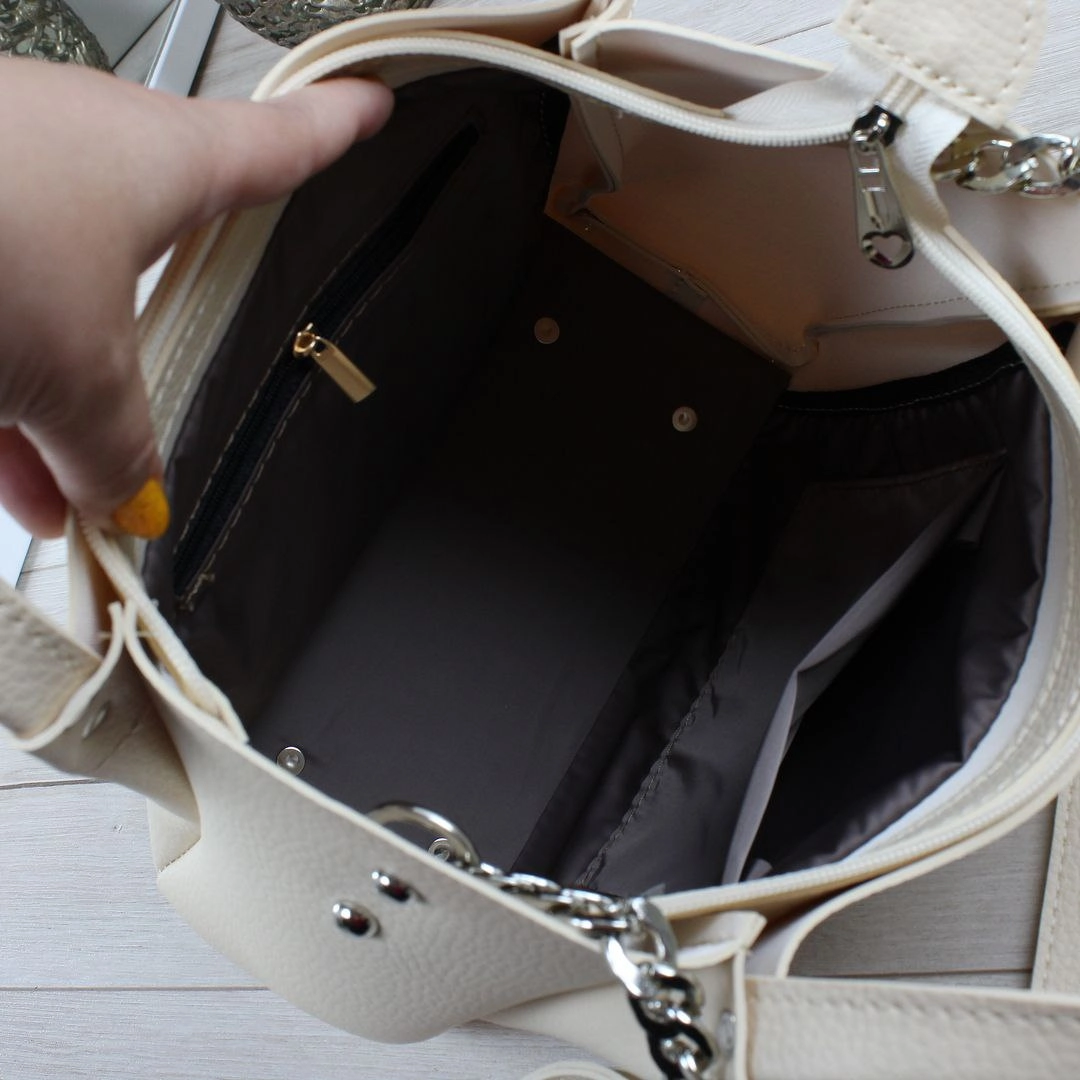 Жіноча сумка беж для романтичних образів зі стильними ремінцями