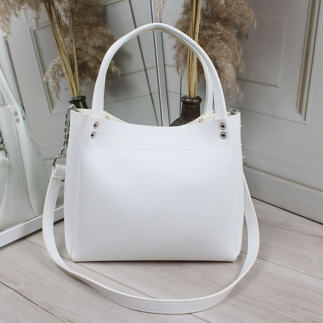 Жіноча сумка білого кольору для офісу з регульованими ремінцями