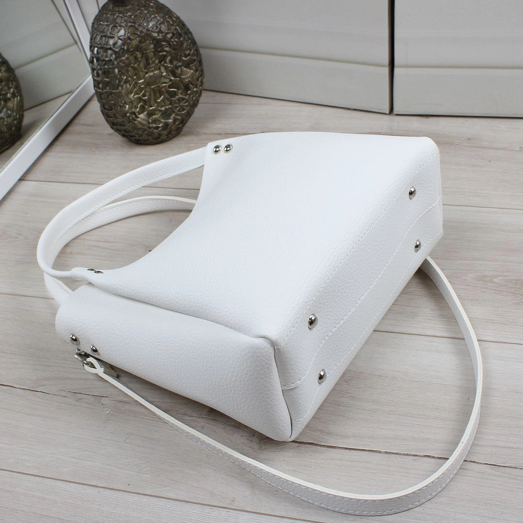 Жіноча сумка білого кольору для офісу з регульованими ремінцями