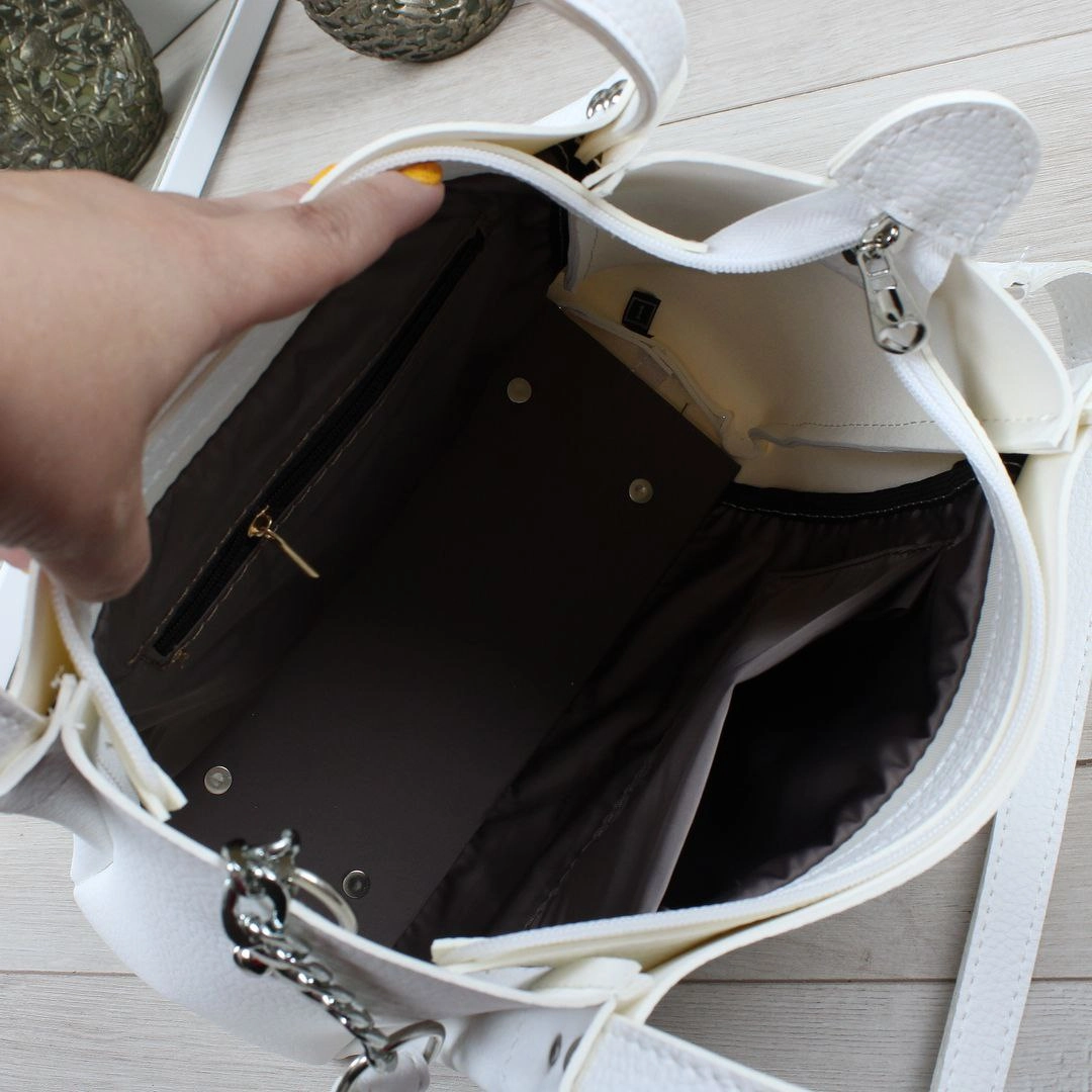 Жіноча сумка білого кольору для офісу з регульованими ремінцями