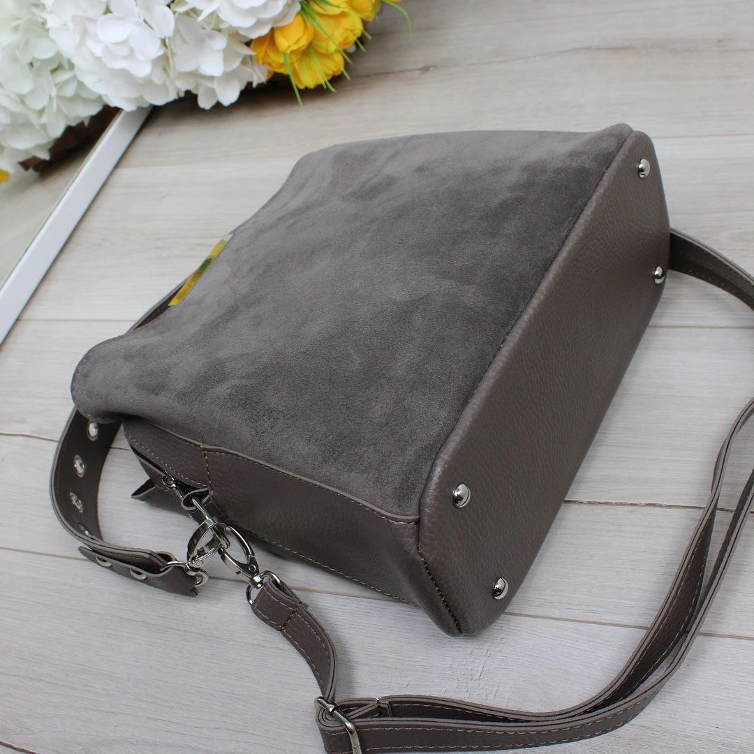 Жіноча сумка класична з трьома відділеннями, капучіно для молодої мами