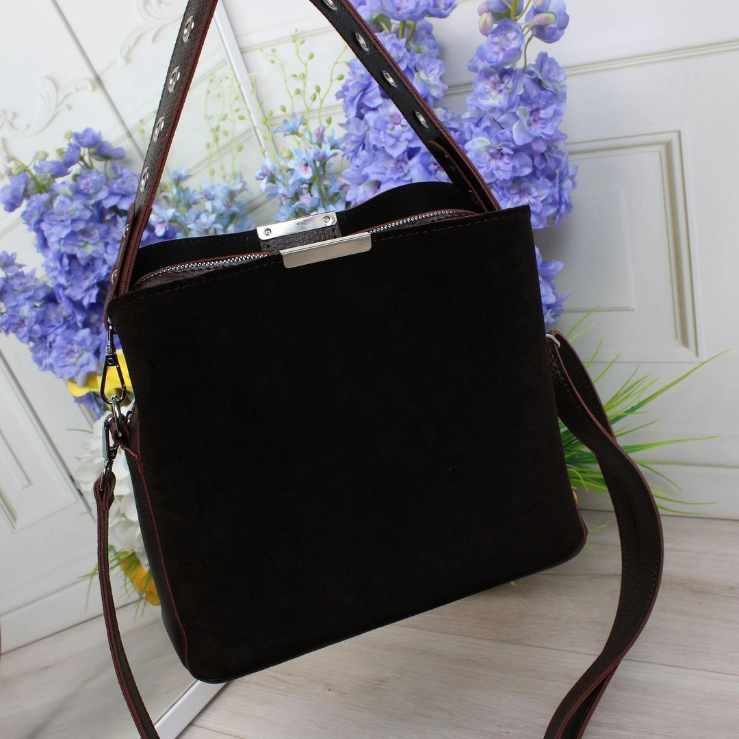 Елегантна жіноча сумка класична шоколадного кольору для подорожей