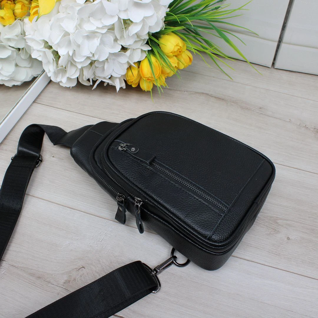 Чоловічий слінг з натуральної шкіри чорного кольору для носіння через плече