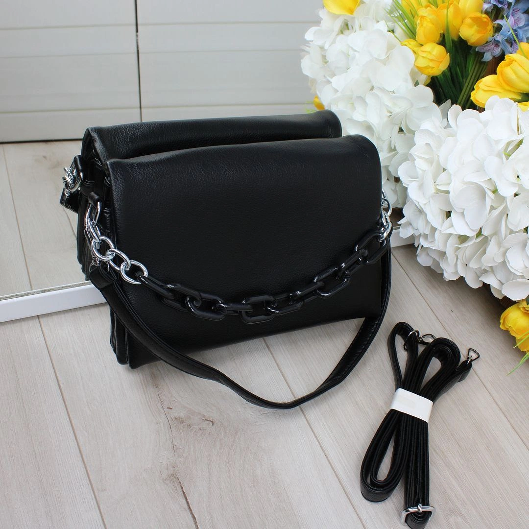 Чорна крос-боді сумка для студентки: компактна, містка та універсальна