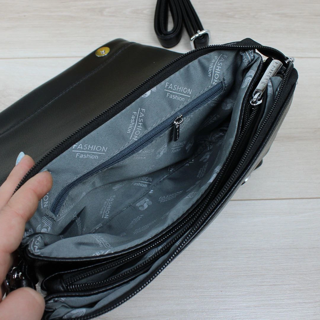 Чорна крос-боді сумка для студентки: компактна, містка та універсальна