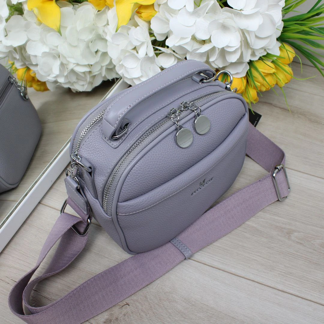 Фіолетова крос-боді: Аксесуар, що надихає на творчість та любов