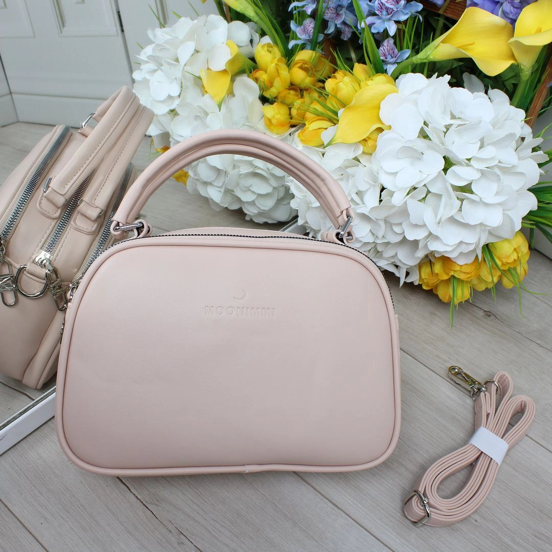 Мініатюрна сумка пудрового кольору для романтичного побачення