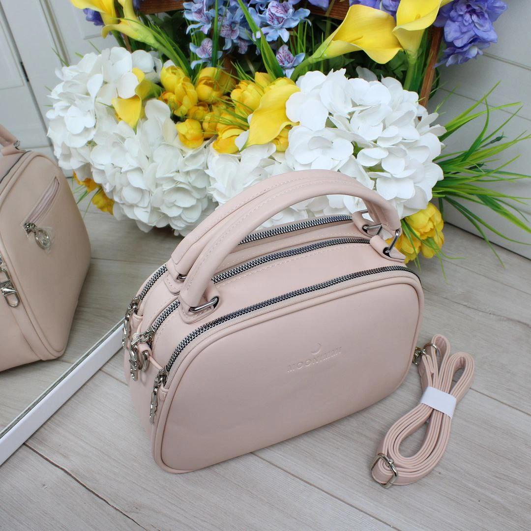 Мініатюрна сумка пудрового кольору для романтичного побачення