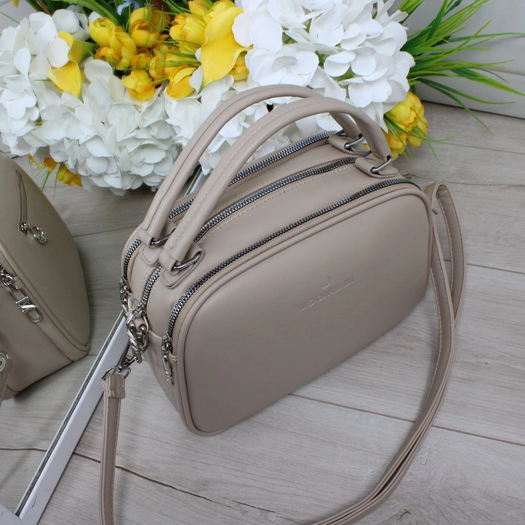 Практична крос-боді бежевого кольору для економної хазяйки