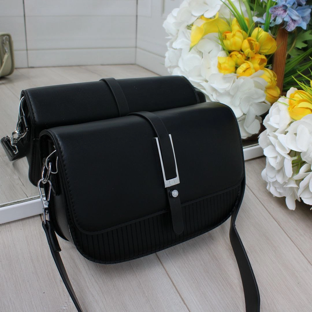 Сумка чорна крос-боді мінімалістична для щоденного носіння