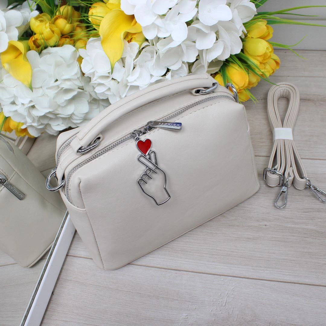 Стильна сумка через плече бежового кольору для міських прогулянок