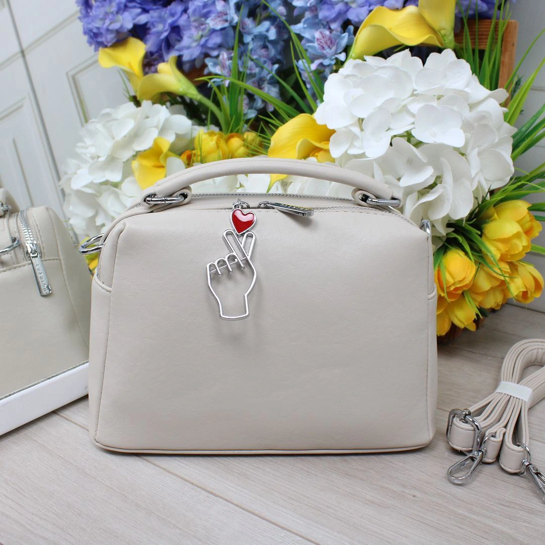 Стильна сумка через плече бежового кольору для міських прогулянок