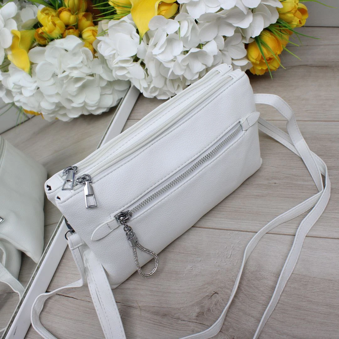 Біла сумка крос-боді елегантна для весняного офісного луку