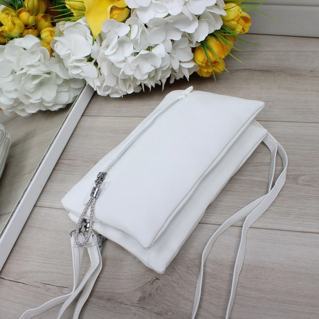 Біла сумка крос-боді елегантна для весняного офісного луку