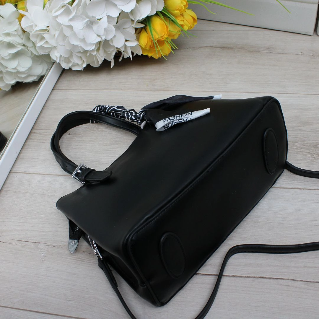 Чорна сумка крос-боді містка для ділової зустрічі