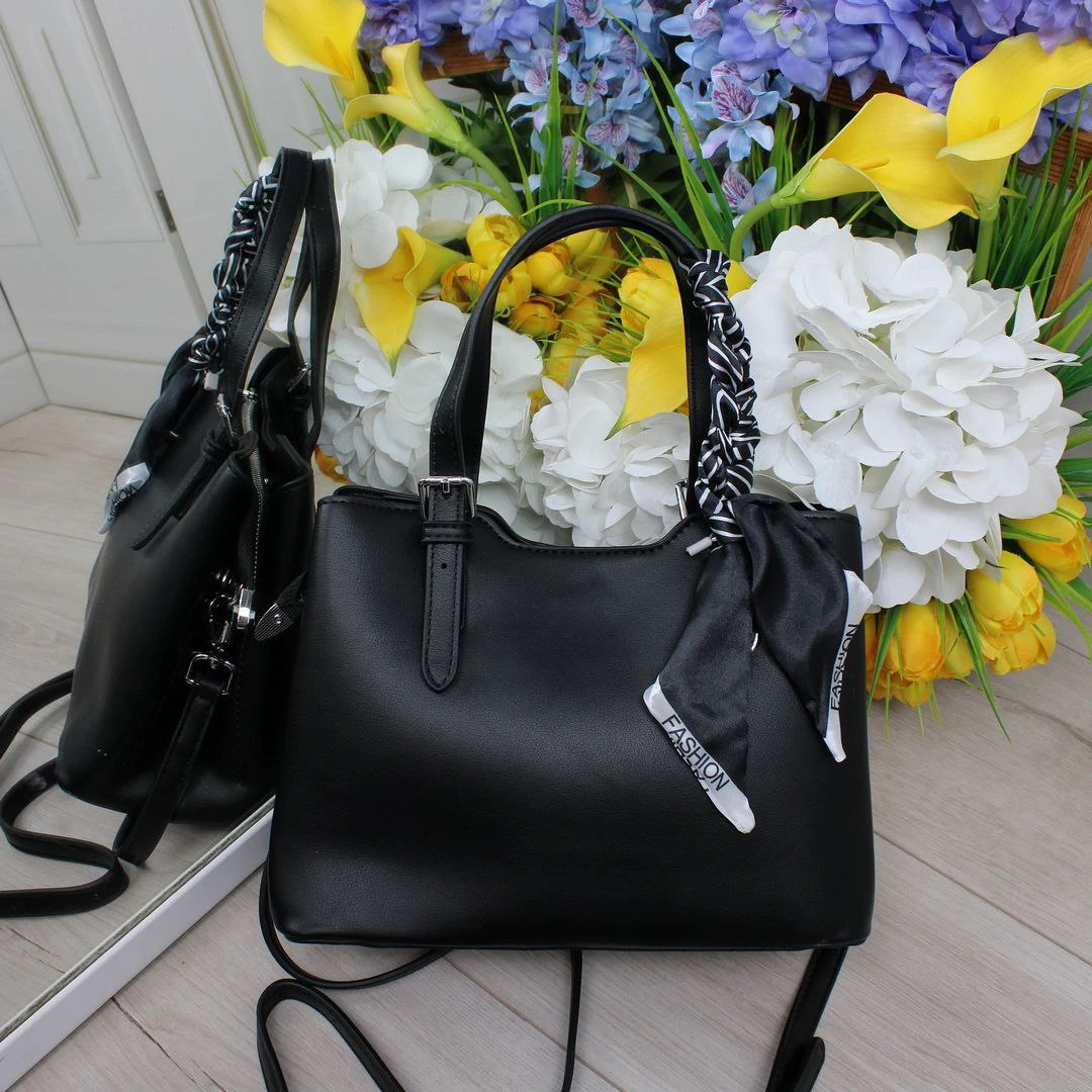 Чорна сумка крос-боді містка для ділової зустрічі