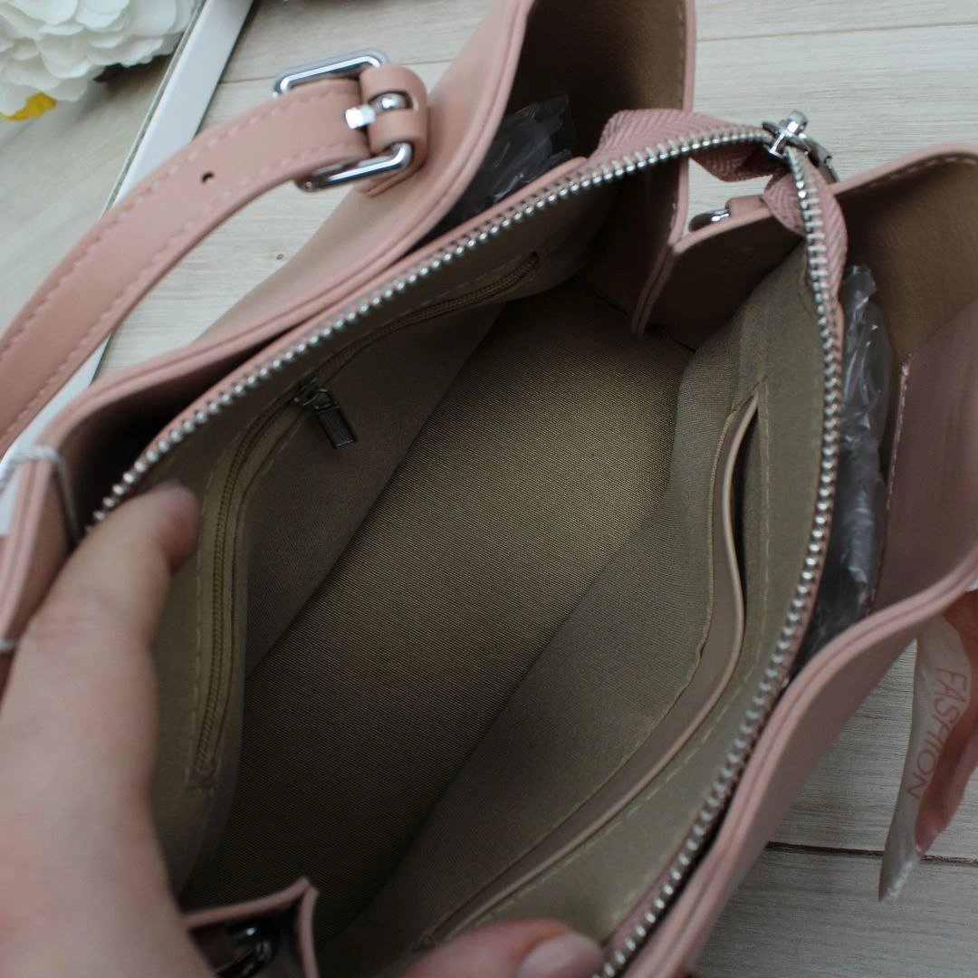 Пудрова сумка крос-боді ніжна для весняного образу