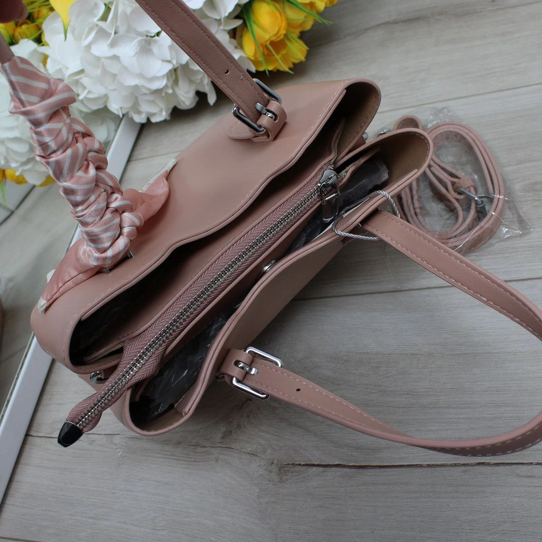 Пудрова сумка крос-боді ніжна для весняного образу