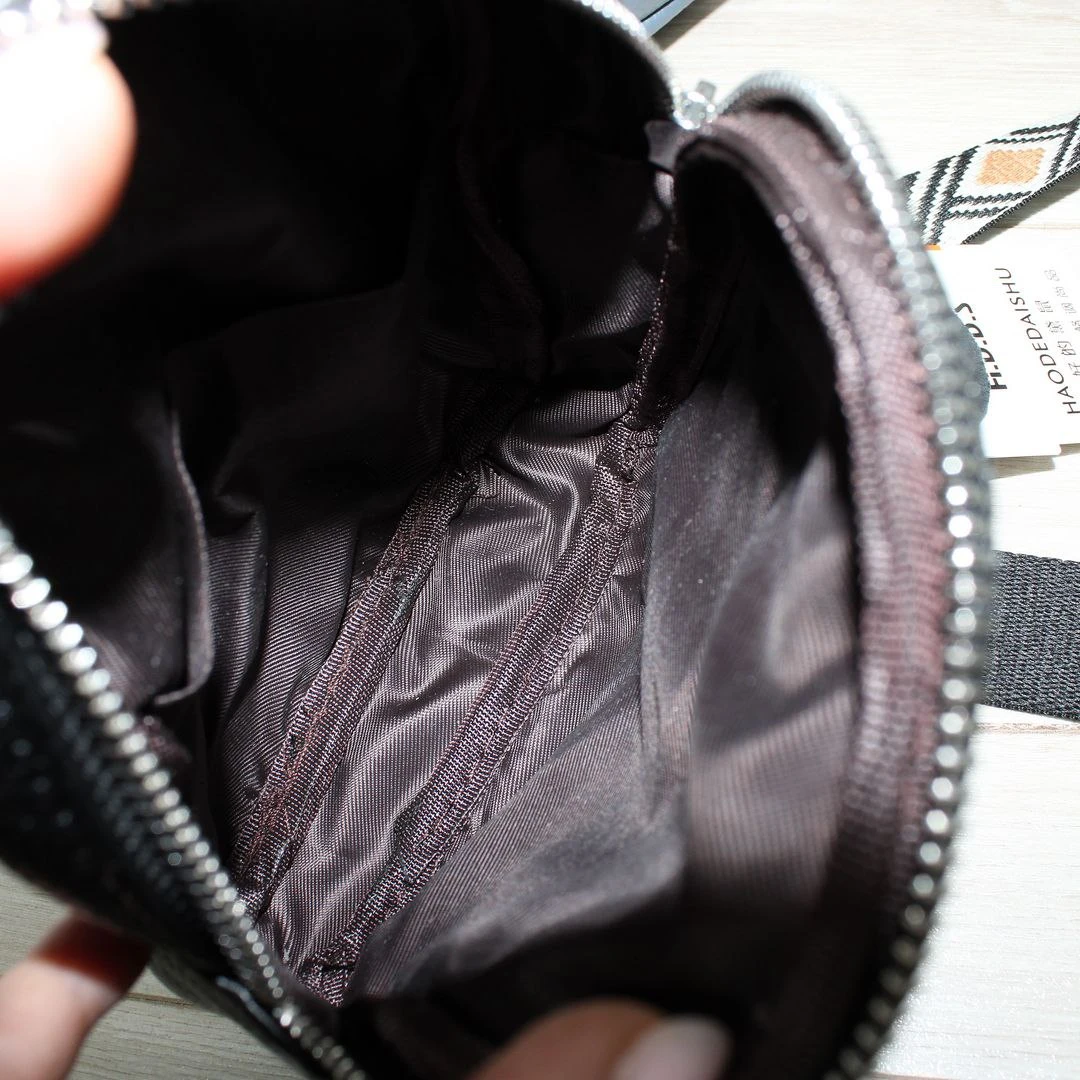 Жіноча бананка чорна з натуральної шкіри для міських прогулянок