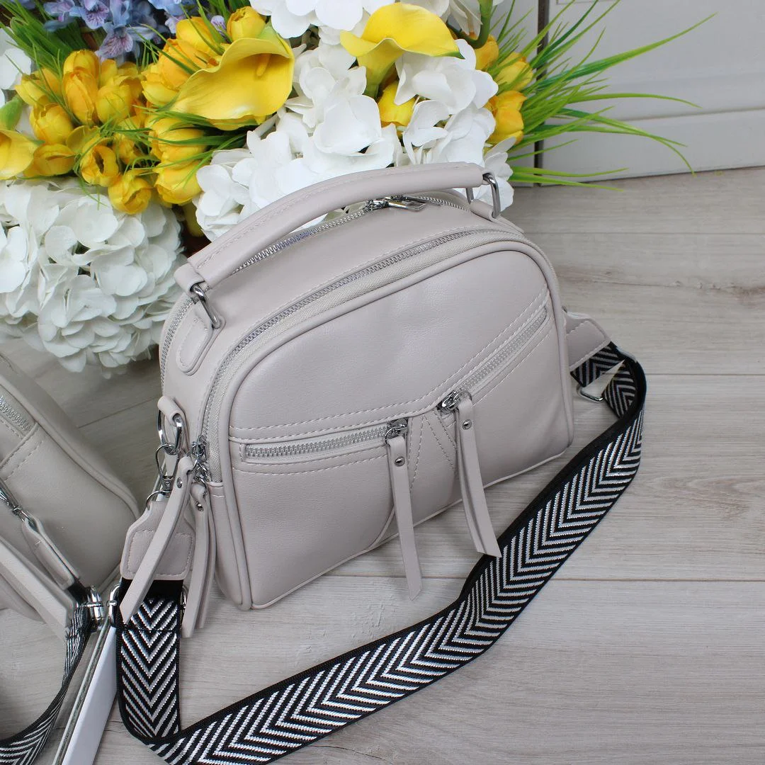 Молочно-сіра сумка крос-боді для мінімалістки