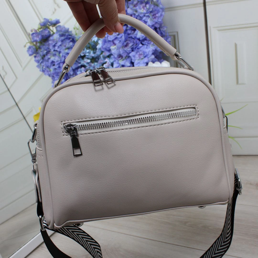 Молочно-сіра сумка крос-боді для мінімалістки