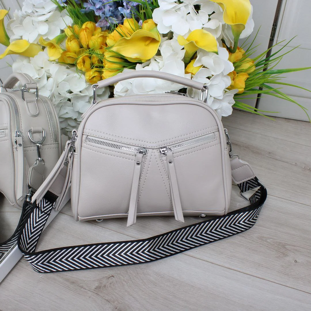 Молочно-сіра сумка крос-боді для мінімалістки