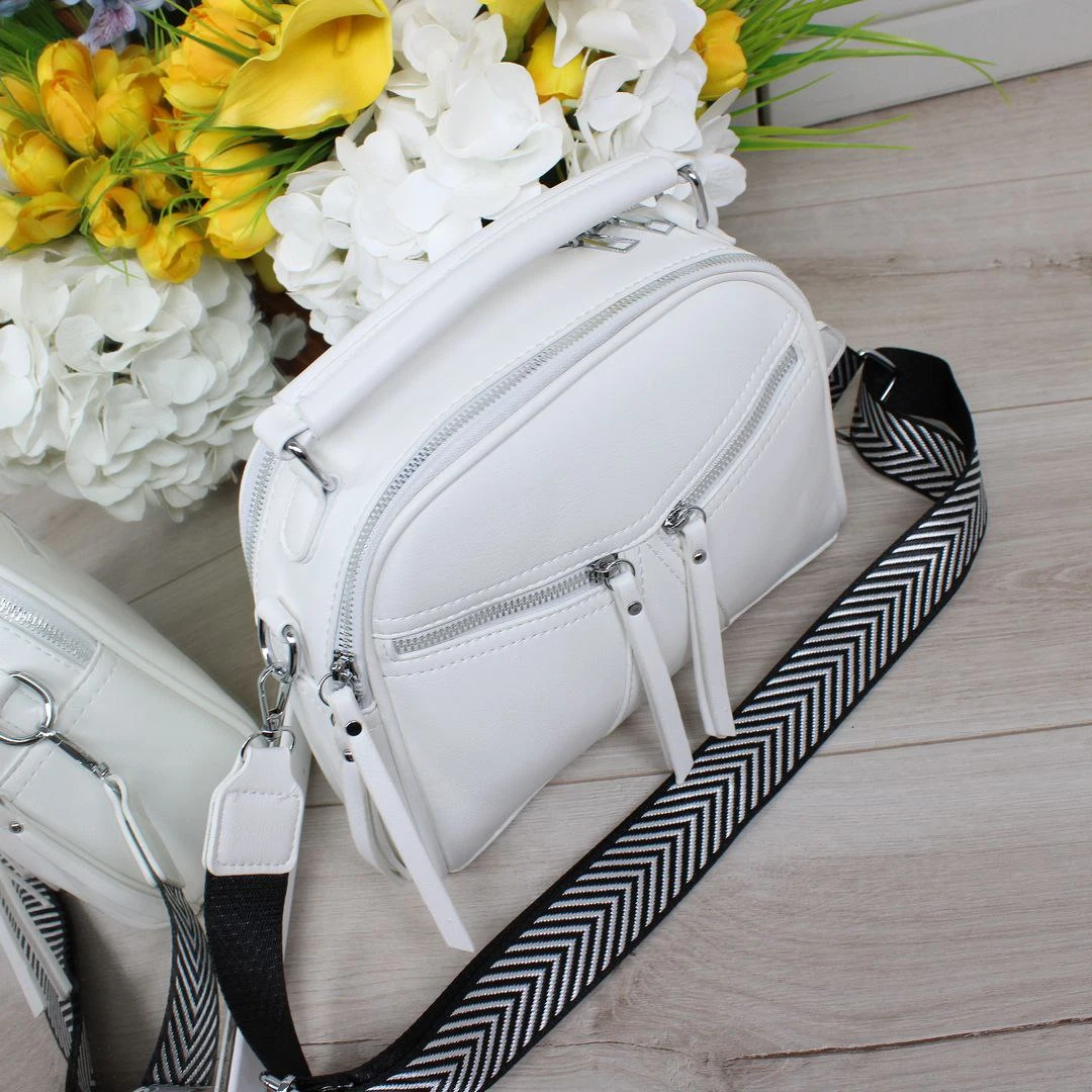 Біла сумка крос-боді елегантна для престижної леді