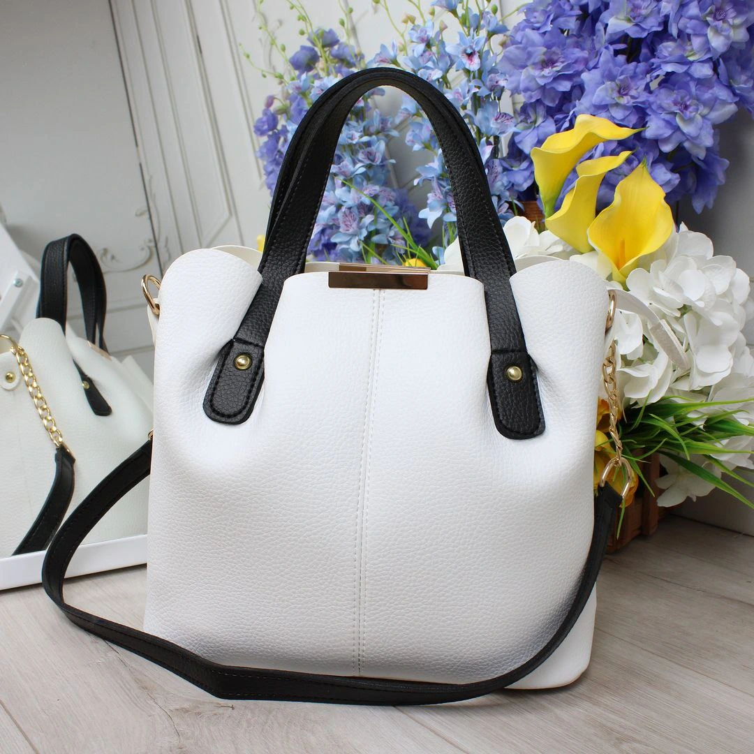 Стильна сумка біла класична для літніх подорожей зі шкірзаму