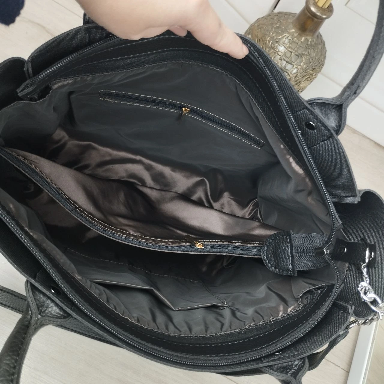 Сумка чорна класична містка для шопінгу зі шкірзаму