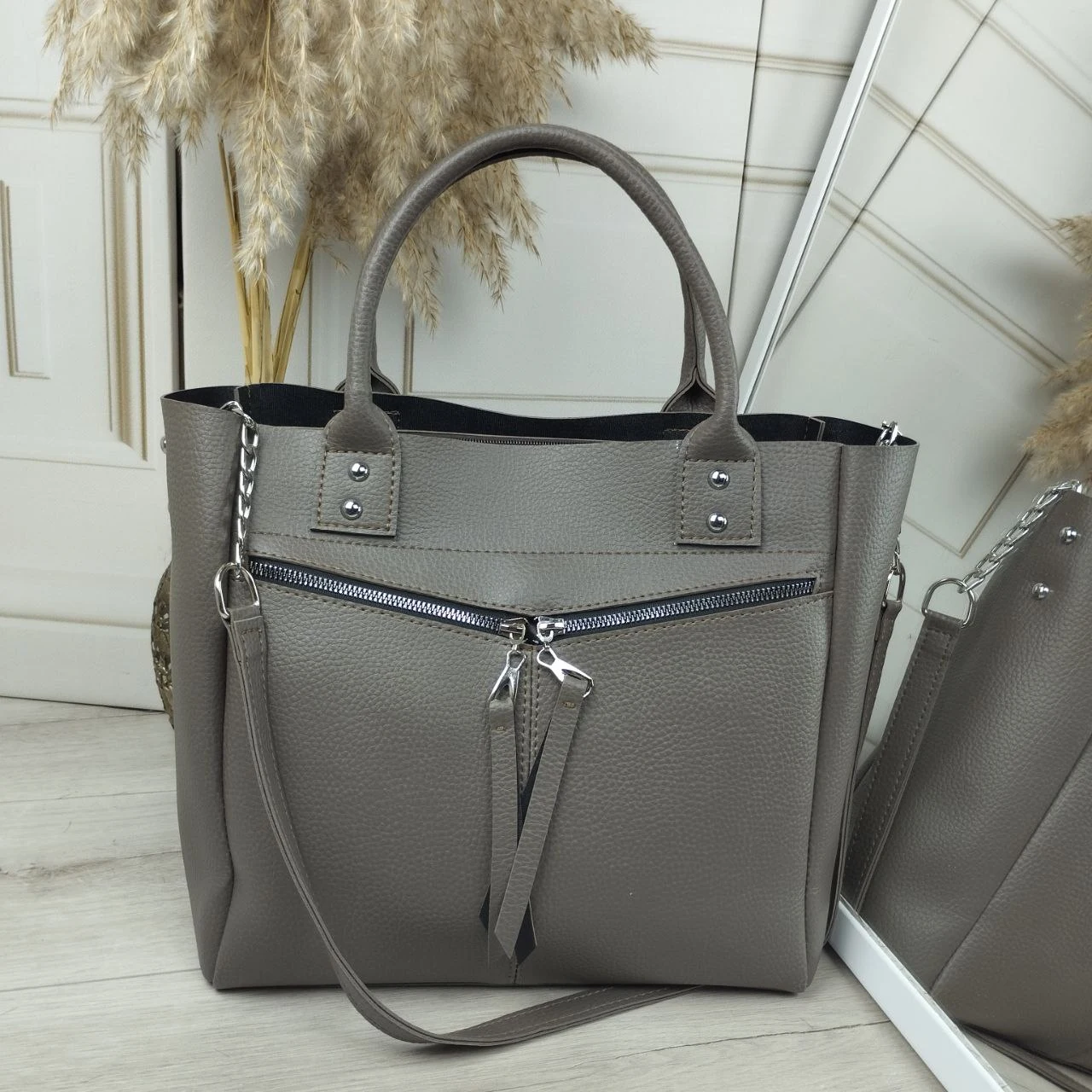 Жіноча сумка капучіно класична для осінніх прогулянок